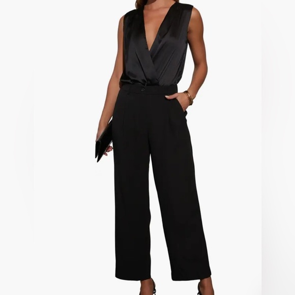 Vici Black Bodysuit with Elegant V-Neck Design - Picture 5 of 6